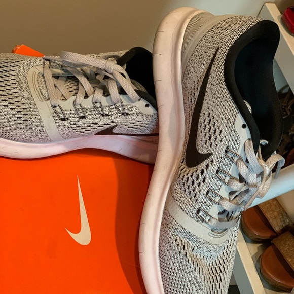 Nike Shoes - Nike Free Runs